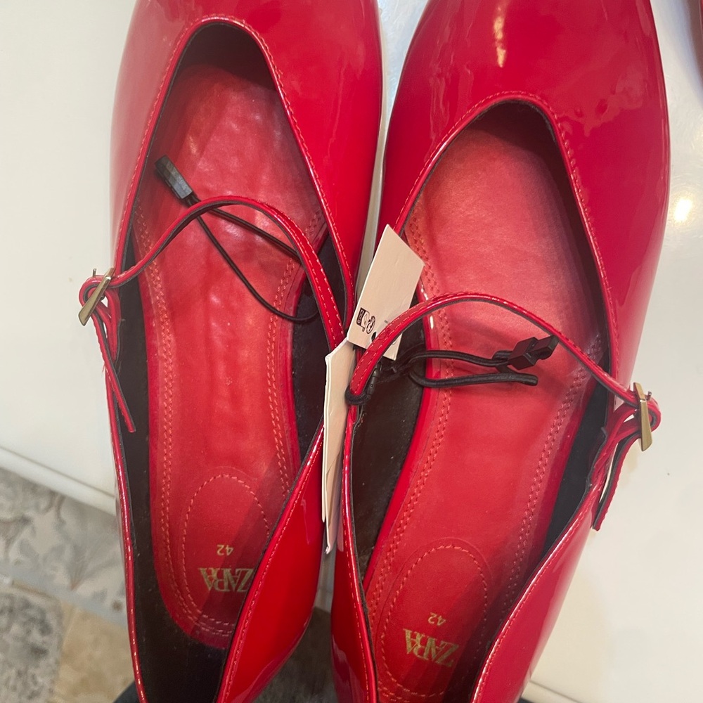 Zara‎ Glossy Red Flats - Picture 2 of 10